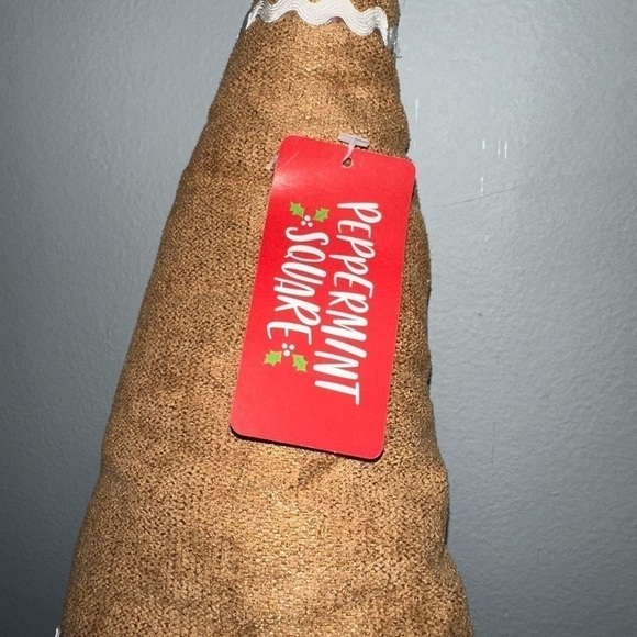 NWT PEPPERMINT SQUARE GINGERBREAD MAN GNOME WITH PEPPERMINT DETAIL - Picture 3 of 9